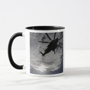 Niedrige Winkelansicht eines CH-53E Tasse