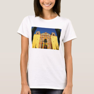 Niedrige Winkelsicht der gelben verzierten Kirche T-Shirt