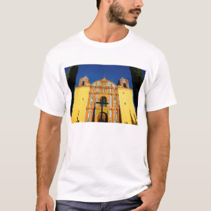 Niedrige Winkelsicht der gelben verzierten Kirche T-Shirt