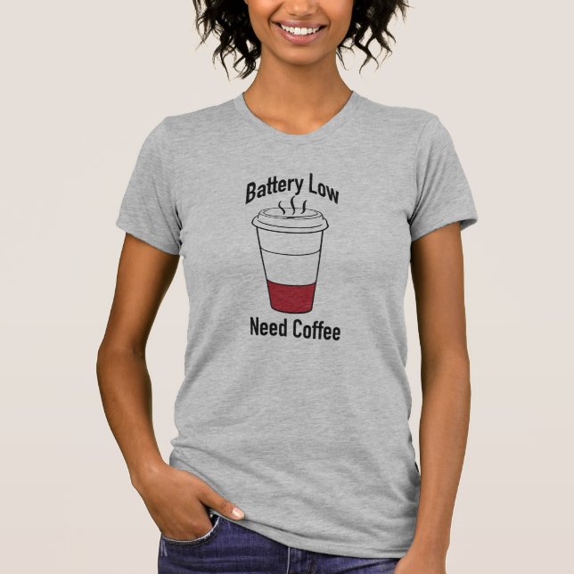Niedriger Akku, Kaffee benötigen T-Shirt (Vorderseite)