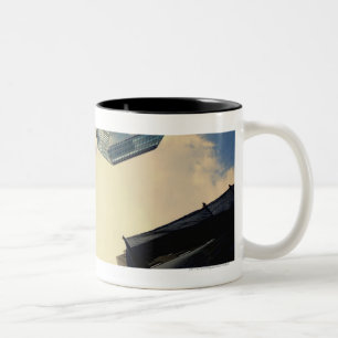 Niedriger Winkel des Chrysler-Gebäude Zweifarbige Tasse