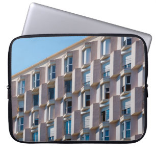 NIEDRIGES FOTO DES GRAUKONKRETEN GEBÄUDE LAPTOPSCHUTZHÜLLE