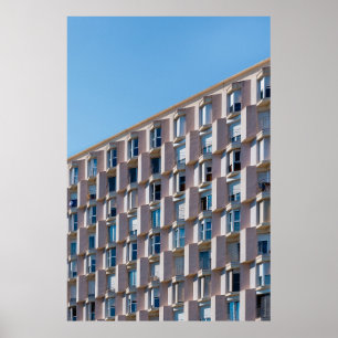 NIEDRIGES FOTO DES GRAUKONKRETEN GEBÄUDE POSTER