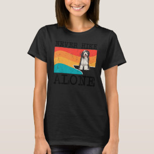 Niemals allein durch Bartu-Collie-Grafik wandern T-Shirt