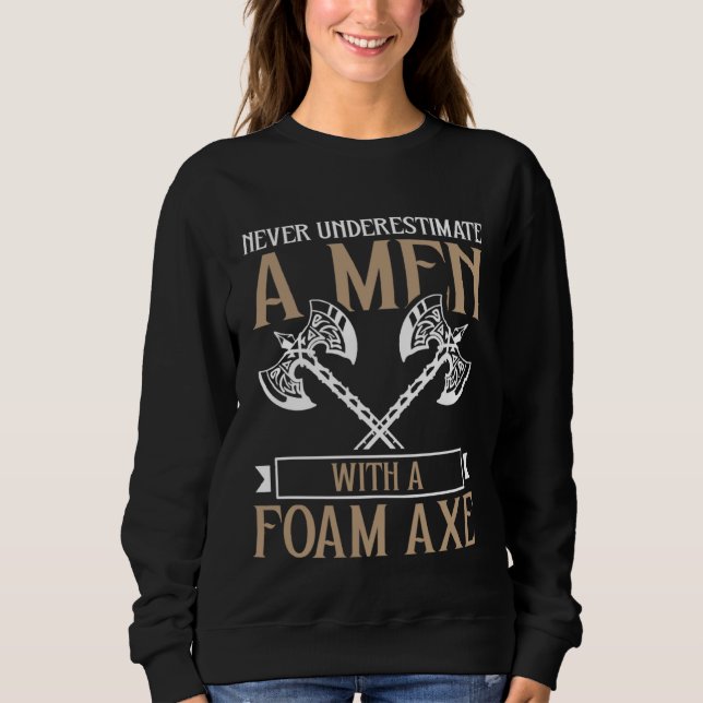 Niemals einen Mann mit einer Schaumstoffaxt-Rolle  Sweatshirt (Vorderseite)