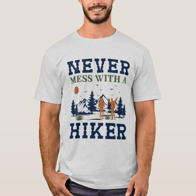 Niemals Mess mit dem Hiker - ultimatives Abenteuer T-Shirt (Vorderseite)