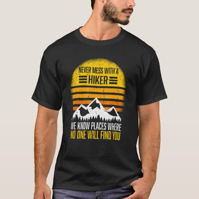 Niemals mit einer Wanderung T-Shirt (Vorderseite)