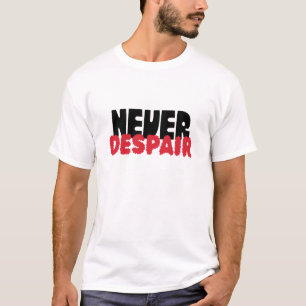 Niemals verzweifeln – Dunkle Gothic-Typografie T-Shirt