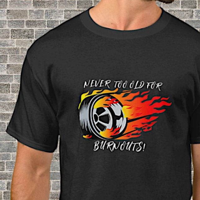 Niemals zu alt für Ölaustritte! Brennender Motorra T-Shirt (Von Creator hochgeladen)