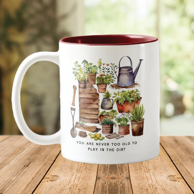 Niemals zu alt, um in Dirt zu spielen Zweifarbige Tasse (Von Creator hochgeladen)