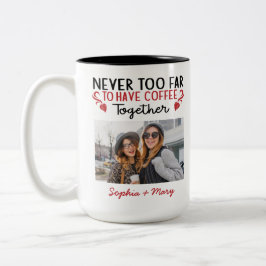Niemals zu weit, um Kaffee zusammen Foto zu haben Zweifarbige Tasse