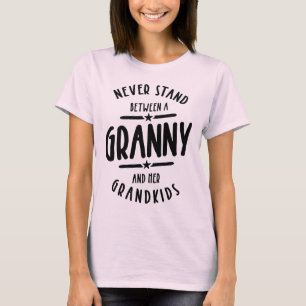 Niemals zwischen Oma und ihren Großkindern stehen T-Shirt