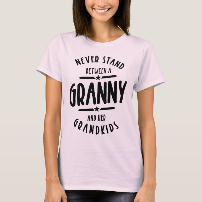 Niemals zwischen Oma und ihren Großkindern stehen T-Shirt (Vorderseite)