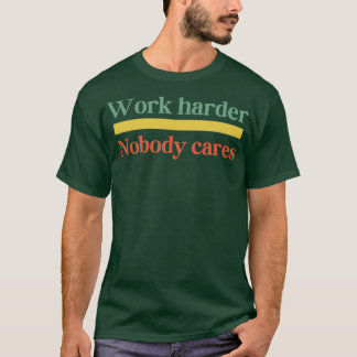 Niemand arbeitet härter an Motivierend Fitness T-Shirt