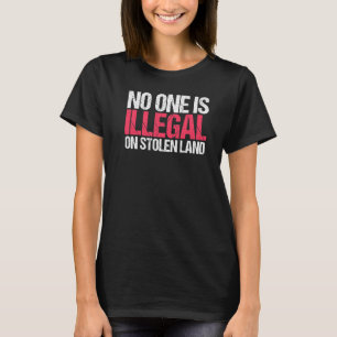 Niemand ist für AktivistInnen auf gestohlenem Land T-Shirt