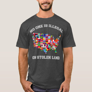 Niemand ist illegal gegenüber gestohlenen Landein T-Shirt