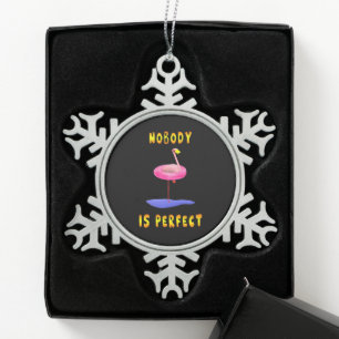Niemand ist perfekt - Flamingo mit Schwimmring Schneeflocken Zinn-Ornament