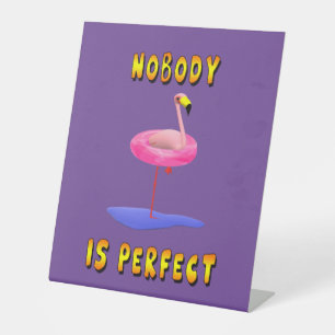 Niemand ist perfekt - Flamingo mit Schwimmring Sockelschild
