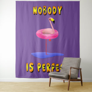 Niemand ist perfekt - Flamingo mit Schwimmring Wandteppich