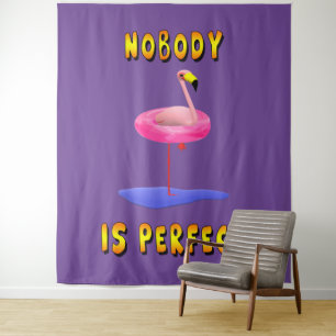 Niemand ist perfekt - Flamingo mit Schwimmring Wandteppich