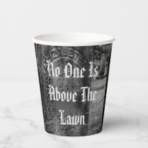 Niemand ist über dem Rasen