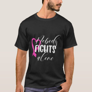 Niemand kämpft allein _ Brustkrebs T-Shirt