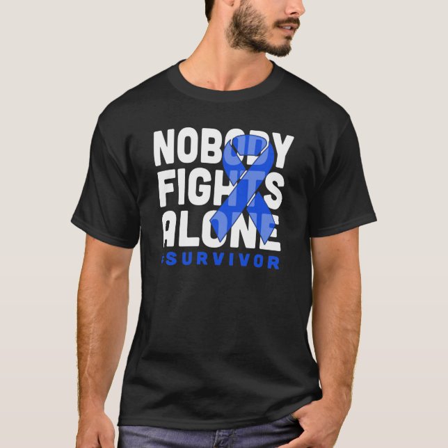 Niemand kämpft allein gegen den dunkelblauen Schle T-Shirt (Vorderseite)