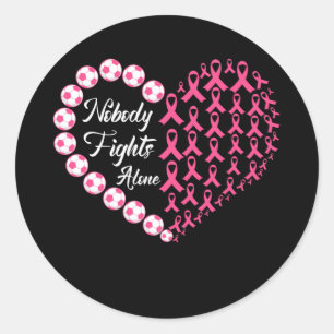 Niemand kämpft allein gegen rosa Fußball-Brustkreb Runder Aufkleber