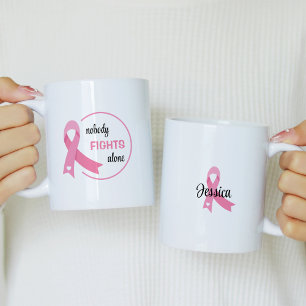 Niemand kämpft allein mit rosa Band Kaffeetasse