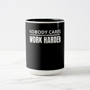 Niemand kümmert sich um die Arbeit härter Fitnes Zweifarbige Tasse