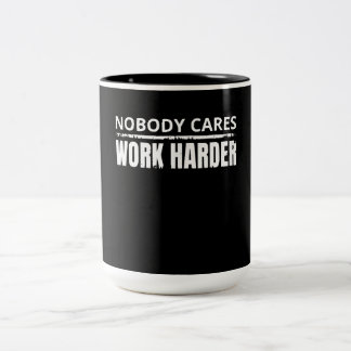 Niemand kümmert sich um die Arbeit härter Fitness  Zweifarbige Tasse