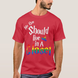 Niemand sollte in einem geschlossenen LGBT leben T-Shirt