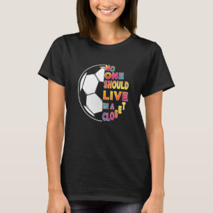 Niemand sollte in einem geschlossenen LGBT Q leben T-Shirt