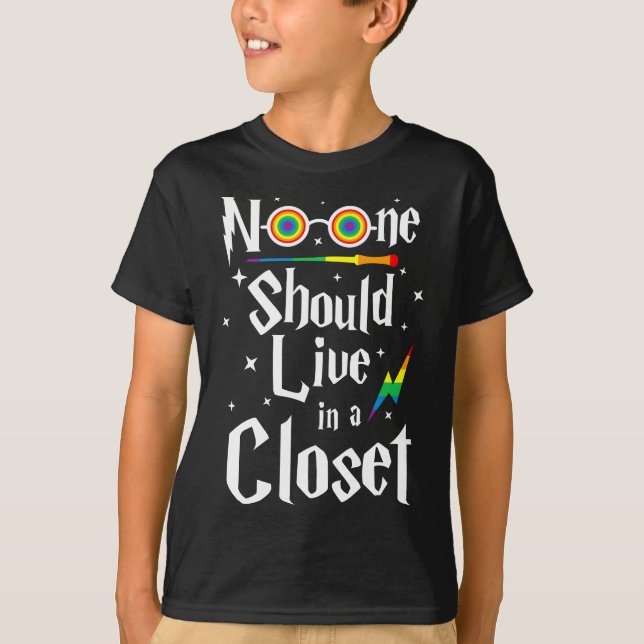 Niemand sollte in einem geschlossenen LGBTQ leben, T-Shirt (Vorderseite)