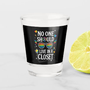 Niemand sollte in einem Schrank leben LGBTQ Schwul Schnapsglas