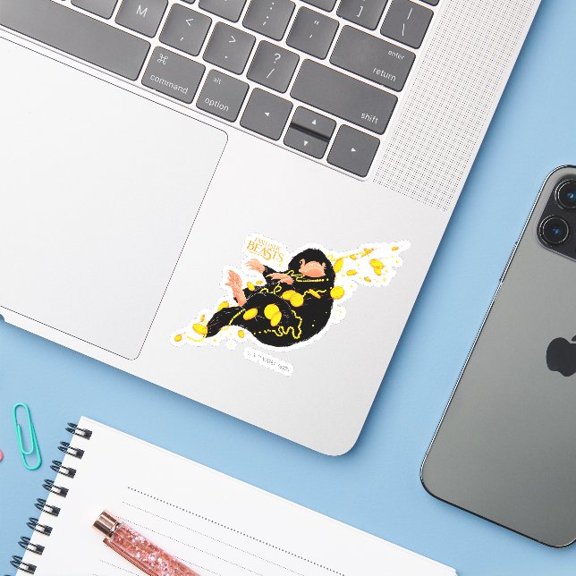 Niffler schwimmend mit Gold Aufkleber (Laptop mit iPhone)