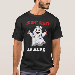 Night Shift ist hier Ghost Halloween Nurse & Medic T-Shirt