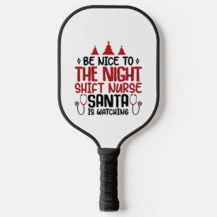 Night Shift Nurse Der Weihnachtsmann beobachtet Pickleball Schläger