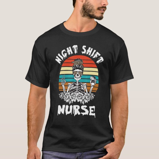 Night Shift Nurse Skelett Halloween T-Shirt (Vorderseite)