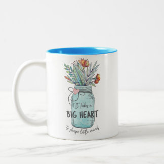 Nimmt ein großes Herz, um Little MInds Mason Jar z Zweifarbige Tasse