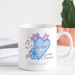 Nimmt einen großen Zitat Doodle Lilac Personalisie Kaffeetasse<br><div class="desc">Personalisierter Schlamm für Ihren Lieblings-Lehrer! Dieses niedliche Aquarell-Design hat ein großes Herz mit doodle Pop Art Blume in den Farbtönen lila blau und pink. Der Lehrer zitiert: "Es braucht ein großes Herz, um die Kleinen zu formen" und man kann den Namen des Lehrers in eleganter handgeschriebener Schriftzeichen-Typografie hinzufügen. Bitte stöbern...</div>