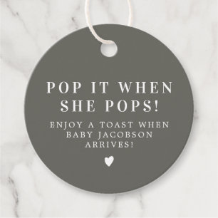 NINA Modern Boho Sage Green Pop It Baby Dusche Geschenkanhänger