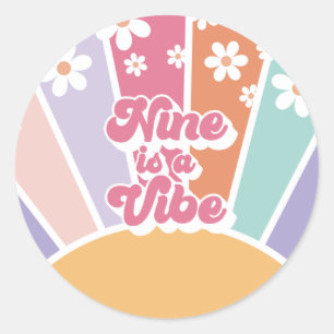 Nine is a Vibe Retro Sonnenschein Regenbogen Gänse Runder Aufkleber