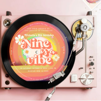 Nine ist ein Vibe Groovy Retro Vinyl Rainbow Daisy Einladung