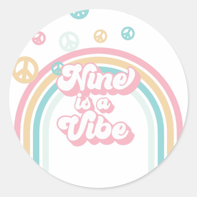 Nine ist ein Vibe Retro Summer Rainbow Runder Aufkleber (Vorderseite)