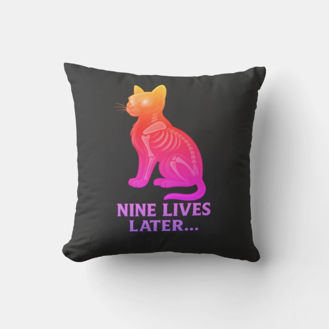 Nine Lives Later – Funny Cat T-Shirt Kissen (Vorderseite)