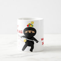 Ninja avec la tasse d'aiguille de couture