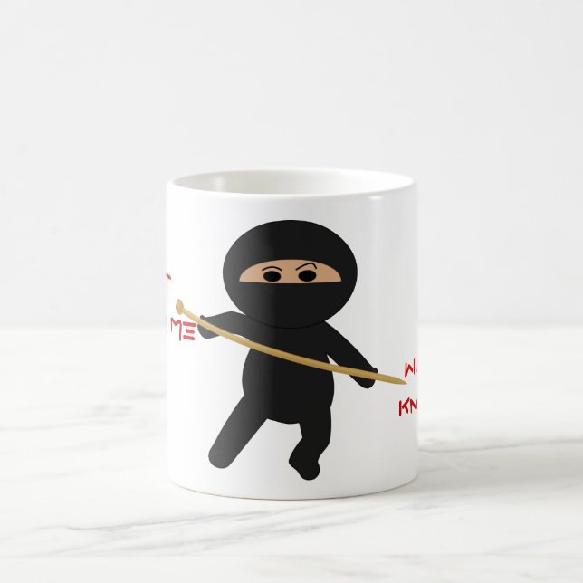 Ninja avec la tasse d'aiguille de tricot (Centre)