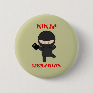 Ninja Bibliothekar mit Buch Button