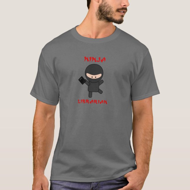 Ninja Bibliothekar mit Buch T-Shirt (Vorderseite)